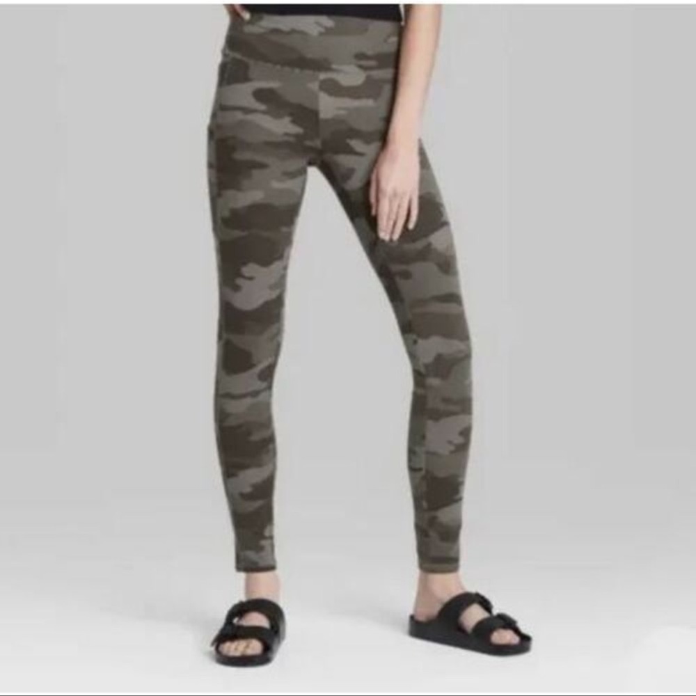 Womens Soft Leggings Green Camo High Rise Wide Waistband Size Small Wild Fable